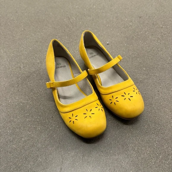 SOBEYO Yellow Girls Mary Jane Shoes Size 4 - Picture 1 of 9